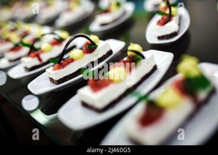 Table de desserts de banquet joliment décorée Banque D'Images