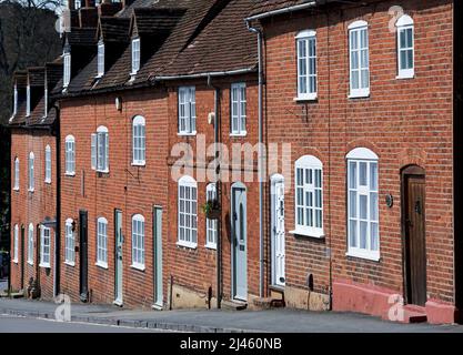 Rangée de maisons traditionnelles en brique sur Castle Hill à Kenilworth, Warwickshire, Angleterre Royaume-Uni Banque D'Images