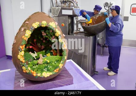 Dawn Jenks et Donna Oluban, chocolatiers de Cadbury World, créent un gros œuf de chocolat lorsqu'ils travaillent sur leur création de chocolat sur le thème de Pâques à Cadbury World à Birmingham. Date de la photo: Mardi 12 avril 2022. Banque D'Images