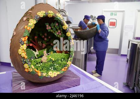 Dawn Jenks et Donna Oluban, chocolatiers de Cadbury World, créent un gros œuf de chocolat lorsqu'ils travaillent sur leur création de chocolat sur le thème de Pâques à Cadbury World à Birmingham. Date de la photo: Mardi 12 avril 2022. Banque D'Images