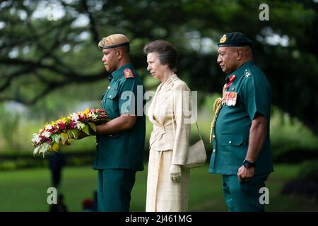 La princesse royale se prépare à déposer une couronne à la Croix du sacrifice lors d'une visite au cimetière de Bomana à Port Moresby, le deuxième jour du voyage royal en Papouasie-Nouvelle-Guinée au nom de la reine, pour célébrer le Jubilé de platine. Date de la photo: Mardi 12 avril 2022. Banque D'Images