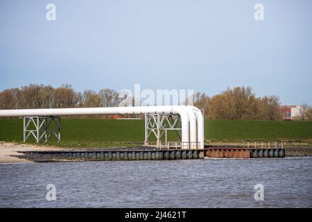 12 avril 2022, Basse-Saxe, Stade : le site du terminal d'importation prévu pour le gaz naturel liquéfié sur l'Elbe. Un terminal d'importation de gaz naturel liquéfié (GNL) sera construit à Stade d'ici 2026. Jusqu'à 13,3 milliards de mètres cubes de gaz par an seront ensuite alimentés dans les réseaux à partir de là - environ 15 pour cent de la demande de gaz de l'Allemagne. Le consortium exploitant Hanseatic Energy Hub (HEH) a soumis les documents d'approbation au bureau de surveillance du commerce d'État responsable de Lüneburg lundi et devrait recevoir l'approbation d'ici mars 2023. Les travaux de construction devraient alors commencer. Photo: Sina Banque D'Images