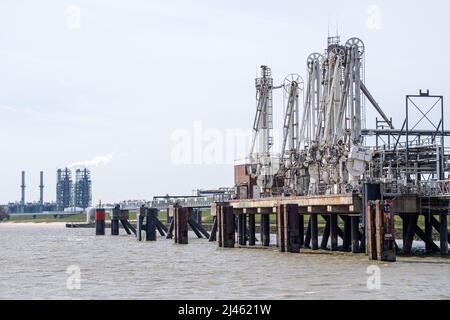 12 avril 2022, Basse-Saxe, Stade: Le port industriel de Stade, qui sera élargi à l'avenir pour le terminal d'importation prévu pour le gaz naturel liquéfié. Un terminal d'importation de gaz naturel liquéfié (GNL) sera construit à Stade d'ici 2026. Jusqu'à 13,3 milliards de mètres cubes de gaz seront ensuite alimentés dans les réseaux à partir de là chaque année, soit environ 15 pour cent de la demande de gaz de l'Allemagne. Le consortium exploitant Hanseatic Energy Hub (HEH) a soumis les documents d'approbation au bureau de surveillance du commerce d'État responsable de Lüneburg lundi et devrait recevoir l'approbation d'ici mars 2023. Structure Banque D'Images