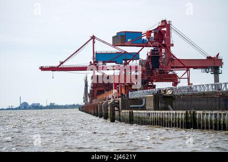 12 avril 2022, Basse-Saxe, Stade: Le port industriel de Stade, qui sera élargi à l'avenir pour le terminal d'importation prévu pour le gaz naturel liquéfié. Un terminal d'importation de gaz naturel liquéfié (GNL) sera construit à Stade d'ici 2026. Jusqu'à 13,3 milliards de mètres cubes de gaz seront ensuite alimentés dans les réseaux à partir de là chaque année, soit environ 15 pour cent de la demande de gaz de l'Allemagne. Le consortium exploitant Hanseatic Energy Hub (HEH) a soumis les documents d'approbation au bureau de surveillance du commerce d'État responsable de Lüneburg lundi et devrait recevoir l'approbation d'ici mars 2023. Structure Banque D'Images