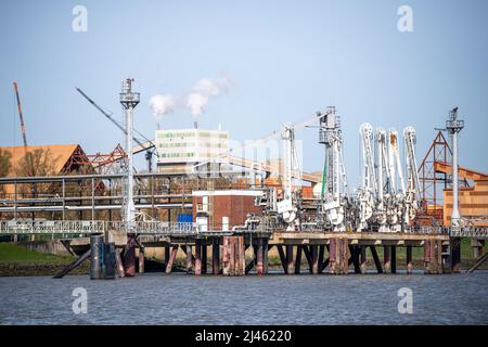 12 avril 2022, Basse-Saxe, Stade: Le port industriel de Stade, qui sera élargi à l'avenir pour le terminal d'importation prévu pour le gaz naturel liquéfié. Un terminal d'importation de gaz naturel liquéfié (GNL) sera construit à Stade d'ici 2026. Jusqu'à 13,3 milliards de mètres cubes de gaz seront ensuite alimentés dans les réseaux à partir de là chaque année, soit environ 15 pour cent de la demande de gaz de l'Allemagne. Le consortium exploitant Hanseatic Energy Hub (HEH) a soumis les documents d'approbation au bureau de surveillance du commerce d'État responsable de Lüneburg lundi et devrait recevoir l'approbation d'ici mars 2023. Structure Banque D'Images