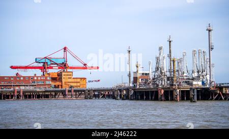 12 avril 2022, Basse-Saxe, Stade: Le port industriel de Stade, qui sera élargi à l'avenir pour le terminal d'importation prévu pour le gaz naturel liquéfié. Un terminal d'importation de gaz naturel liquéfié (GNL) sera construit à Stade d'ici 2026. Jusqu'à 13,3 milliards de mètres cubes de gaz seront ensuite alimentés dans les réseaux à partir de là chaque année, soit environ 15 pour cent de la demande de gaz de l'Allemagne. Le consortium exploitant Hanseatic Energy Hub (HEH) a soumis les documents d'approbation au bureau de surveillance du commerce d'État responsable de Lüneburg lundi et devrait recevoir l'approbation d'ici mars 2023. Structure Banque D'Images