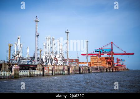 12 avril 2022, Basse-Saxe, Stade: Le port industriel de Stade, qui sera élargi à l'avenir pour le terminal d'importation prévu pour le gaz naturel liquéfié. Un terminal d'importation de gaz naturel liquéfié (GNL) sera construit à Stade d'ici 2026. Jusqu'à 13,3 milliards de mètres cubes de gaz seront ensuite alimentés dans les réseaux à partir de là chaque année, soit environ 15 pour cent de la demande de gaz de l'Allemagne. Le consortium exploitant Hanseatic Energy Hub (HEH) a soumis les documents d'approbation au bureau de surveillance du commerce d'État responsable de Lüneburg lundi et devrait recevoir l'approbation d'ici mars 2023. Structure Banque D'Images