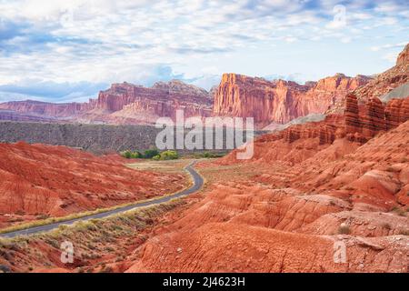 Magnifiques falaises et buttes le long de la route panoramique dans le parc national Capitol Reef, Utah Banque D'Images