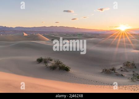 Lever du soleil au-dessus des dunes de sable de Mesquite Flats dans le parc national de la Vallée de la mort au lever du soleil Banque D'Images