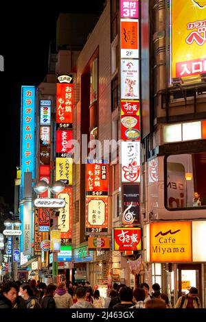 Japon. Tokyo. Lumières au néon dans le quartier de Shibuya la nuit Banque D'Images