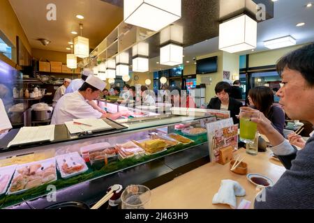 Japon. Tokyo. Bar à sushis dans le quartier de Shibuya Banque D'Images