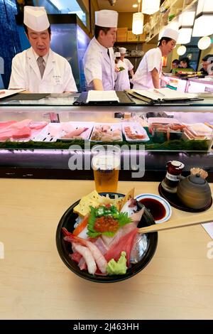 Japon. Tokyo. Bar à sushis dans le quartier de Shibuya Banque D'Images