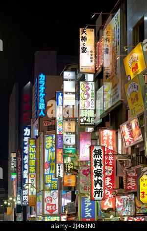 Japon. Tokyo. Lumières au néon dans le quartier Shinjuku la nuit Banque D'Images
