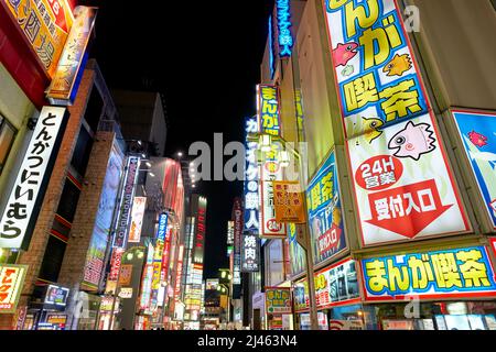 Japon. Tokyo. Lumières au néon dans le quartier Shinjuku la nuit Banque D'Images