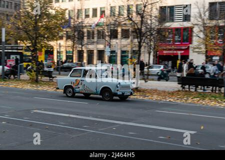 Ancienne voiture est-allemande Trabant conduite à Berlin, Allemagne. Banque D'Images