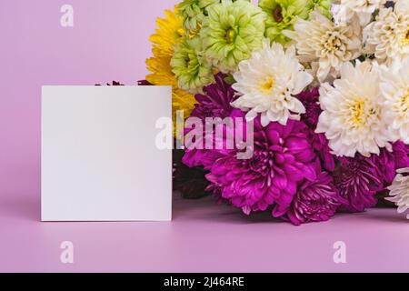 Design concept de la fête des mères motif de voeux avec bouquet de fleurs et carte. Banque D'Images