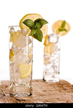 Verres à boisson longue remplis de glaçons et de citron Banque D'Images