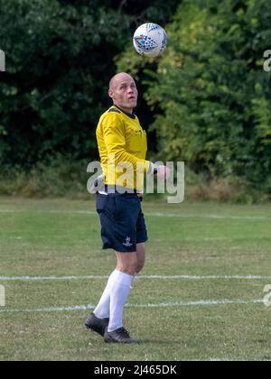 Musselburgh, Écosse, le 5th septembre 2021 Un arbitre qui montre ses compétences en football à mi-temps. Banque D'Images