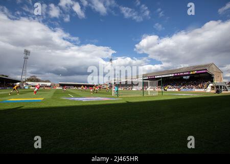 Vue générale sur l'Abbey Stadium, stade du Cambridge United football Club, pendant le match, par beau temps Banque D'Images