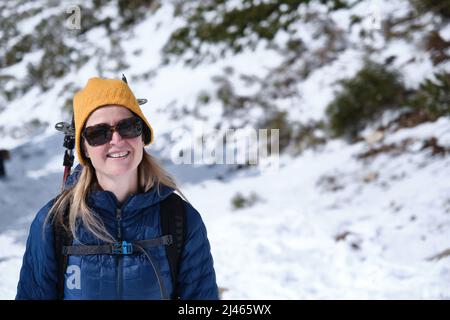 Femme randonnée par une journée ensoleillée dans la nature hivernale Banque D'Images