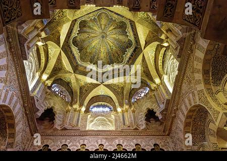 CORDOBA ESPAGNE MOSQUÉE CATHÉDRALE MEZQUITA-CATEDRAL DE CÓRDOBA LE PLAFOND EN MOSAÏQUE DU DÔME CENTRAL Banque D'Images