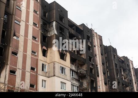 Irpin, Ukraine. 10th avril 2022. Vue sur un immeuble résidentiel détruit à Irpin. Irpin une ville près de Kiev d'où les troupes russes d'occupation se sont récemment retirées à la suite de combats intenses avec les forces ukrainiennes. La Russie a envahi l'Ukraine le 24 février 2022, déclenchant la plus grande attaque militaire en Europe depuis la Seconde Guerre mondiale (Photo de Mykhaylo Palinchak/SOPA Images/Sipa USA) crédit: SIPA USA/Alay Live News Banque D'Images