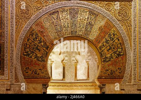 CORDOBA ESPAGNE MOSQUÉE CATHÉDRALE MEZQUITA-CATEDRAL DE CÓRDOBA LES MOSAÏQUES DANS LES VOUSSOIRS DE L'ARCHE MIHRAB Banque D'Images