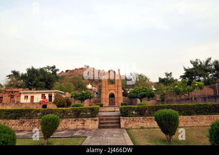 Chanderi Heritage City, Inde. 12th avril 2022. Fort et temples Badal Mehal dans la ville du patrimoine de Chanderi, à Chanderi Madhya Pradesh, en Inde, le 12 avril 2022. (Photo de Ravi Batr/Sipa USA) crédit: SIPA USA/Alay Live News Banque D'Images