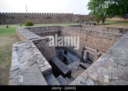 Chanderi Heritage City, Inde. 12th avril 2022. Fort et temples Badal Mehal dans la ville du patrimoine de Chanderi, à Chanderi Madhya Pradesh, en Inde, le 12 avril 2022. (Photo de Ravi Batr/Sipa USA) crédit: SIPA USA/Alay Live News Banque D'Images