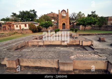 Chanderi Heritage City, Inde. 12th avril 2022. Fort et temples Badal Mehal dans la ville du patrimoine de Chanderi, à Chanderi Madhya Pradesh, en Inde, le 12 avril 2022. (Photo de Ravi Batr/Sipa USA) crédit: SIPA USA/Alay Live News Banque D'Images