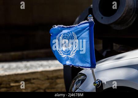Nicosie, Chypre. 12th avril 2022. Le drapeau de l'ONU est visible sur la voiture qui a amené Miroslav Jenca au Palais présidentiel, Nicosie, Chypre, le 12 avril 2022. Le Président de la République, M. Nicos Anastasiades, reçoit au Palais présidentiel le sous-Secrétaire général des Nations Unies pour l'Europe, l'Asie centrale et les Amériques, du Département des affaires politiques et de consolidation de la paix des Nations Unies, M. Miroslav Jenca. (Photo de Kostas Pikoulas/Sipa USA) crédit: SIPA USA/Alay Live News Banque D'Images