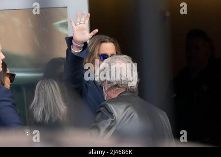 Fairfax, Virginie, États-Unis. 12th avril 2022. Johnny Depp arrive au palais de justice du comté de Fairfax où se déroule son procès pour diffamation. Crédit photo: Chris Kleponis/Sipa USA crédit: SIPA USA/Alay Live News Banque D'Images