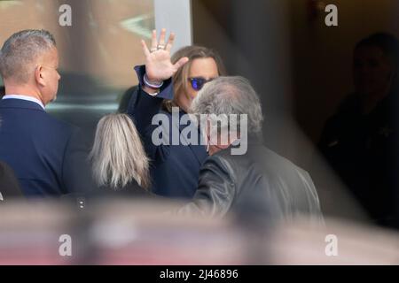 Fairfax, Virginie, États-Unis. 12th avril 2022. Johnny Depp arrive au palais de justice du comté de Fairfax où se déroule son procès pour diffamation. Crédit photo: Chris Kleponis/Sipa USA crédit: SIPA USA/Alay Live News Banque D'Images