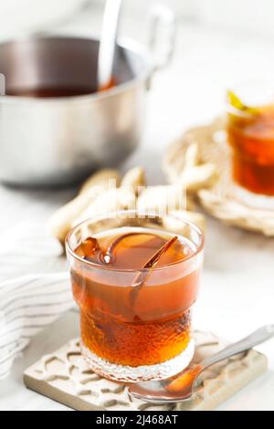 Wedang Uwuh, boisson traditionnelle aux herbes de Yogyakarta, Indonésie. Contient une variété de feuilles : feuilles de cannelle, de muscade et de clous de girofle. Un autre ingrédient i Banque D'Images