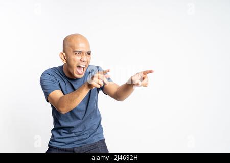 homme bald asiatique tout en riant avec les deux doigts pointant Banque D'Images
