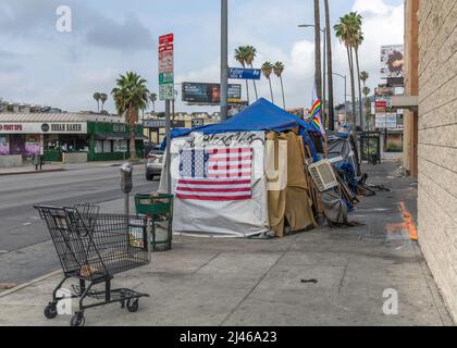 Los Angeles, CA, USA - 11 avril 2022 : campement pour sans-abri sur Sunset Boulevard à Los Angeles, CA. Banque D'Images