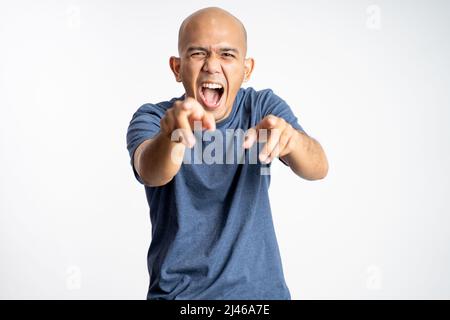 l'homme chauve ouvre la bouche large tout en riant avec les doigts pointant Banque D'Images
