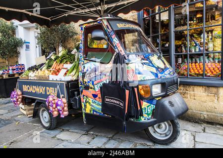 Fruits et légumes frais présentés artistiquement à l'extérieur d'une épicerie fine dans la ville de Broadway, dans le Cotswold, dans le Worcestershire. Banque D'Images