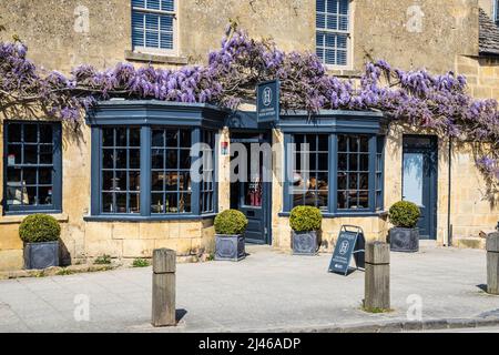 Un joli magasin d'antiquités dans la ville de Broadway, dans le comté de Cotswold, dans le Worcestershire. Banque D'Images