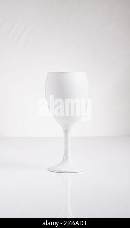 verre à vin blanc dans un cadre haut de gamme Banque D'Images