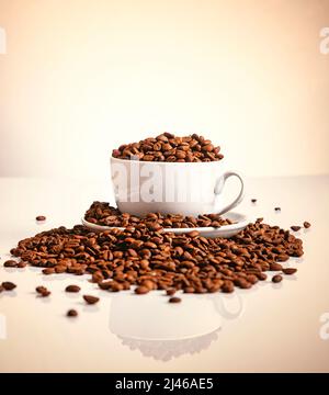 Tasse à café remplie de grains sur un réglage de touche élevé Banque D'Images