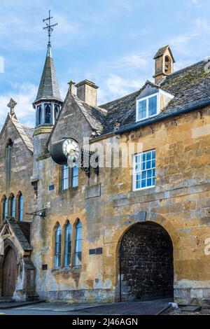 La Old School House dans la ville de Broadway, dans le comté de Cotswold, dans le Worcestershire. L'horloge a été érigée dans la commémoration du Jubilé de la reine Victoria i. Banque D'Images