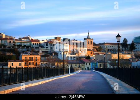 Petit matin, lumière sur la Puenta de Piedra - passerelle - à travers le fleuve Duero dans la ville romane de Zamora, Castille et León, Espagne Banque D'Images