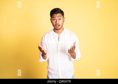 jeune asiatique se demandant geste avec des paumes ouvertes Banque D'Images