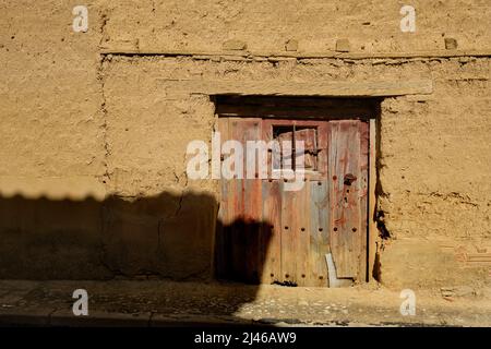 La porte d'une mudbrick abandonnée, ou adobe, maison à Becerril de Campos, Palencia, Castille et León, Espagne Banque D'Images