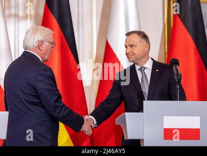 12 avril 2022, Pologne, Warschau: Le président allemand Frank-Walter Steinmeier (l) se met à la main avec le président polonais Andrzej Duda (r) après une conférence de presse conjointe. Leurs entretiens portent sur la guerre d'agression russe en Ukraine. Photo: Jens Büttner/dpa Banque D'Images