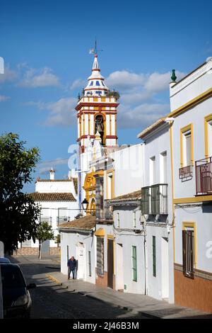 L'église catholique de Castilblanco de los Arroyos, Séville, Espagne. Les cigognes nichent sur le clocher Banque D'Images