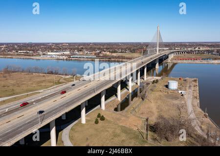 Toledo, Ohio - le pont Veterans Glass City Skyway traverse l'Interstate 280 au-dessus de la rivière Maumee. Cinq travailleurs ont été tués par des accidents au cours du bu Banque D'Images