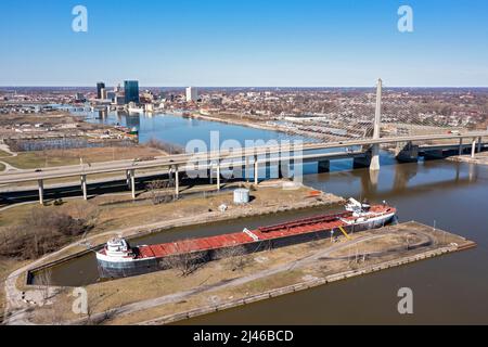 Toledo, Ohio - le pont Veterans Glass City Skyway traverse l'Interstate 280 au-dessus de la rivière Maumee. Le centre-ville de Tolède est au loin. La va américaine Banque D'Images