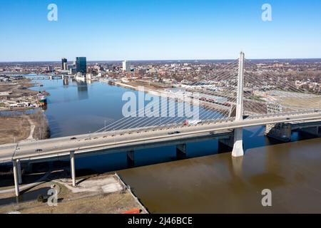 Toledo, Ohio - le pont Veterans Glass City Skyway traverse l'Interstate 280 au-dessus de la rivière Maumee. Le centre-ville de Tolède est au loin. Cinq travailleurs nous Banque D'Images